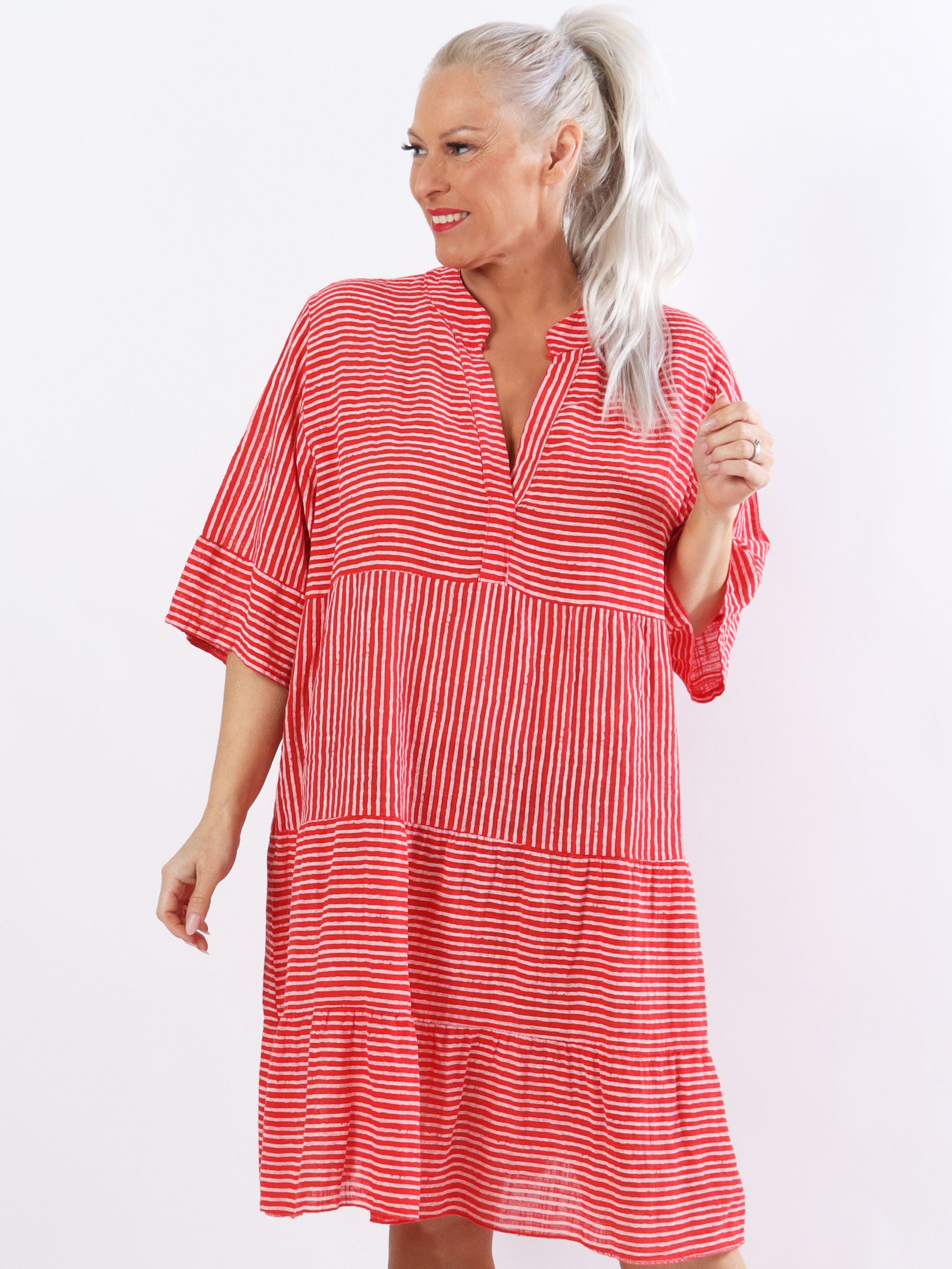 Pola - Sød stribet plus size kjole i lag på lag look